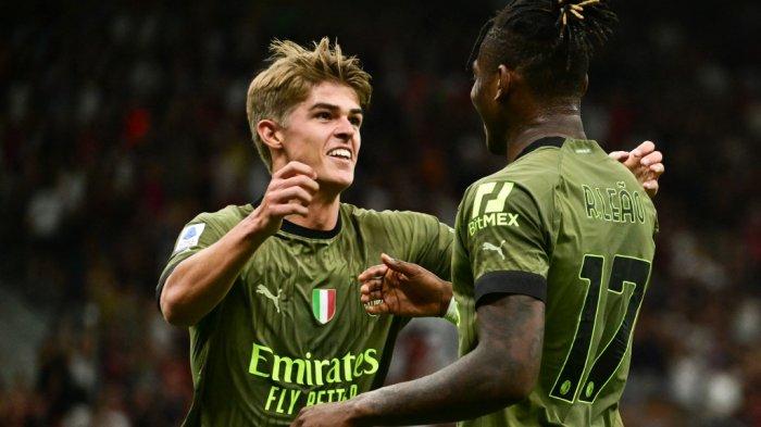 Hasil Liga Italia AC Milan vs Bologna - AC Milan menang 2-0 atas Bologna di pekan ketiga Liga Italia 2022-2023, Sabtu (27/8/2022) malam atau Minggu dinihari WIB. Rafael Leao (kanan) selebrasi dengan rekannya Charles De Ketelaere yang memberi assist usai mencetak gol ke gawang Bologna. Satu gol AC Milan lainnya dicetak Olivier Giroud.