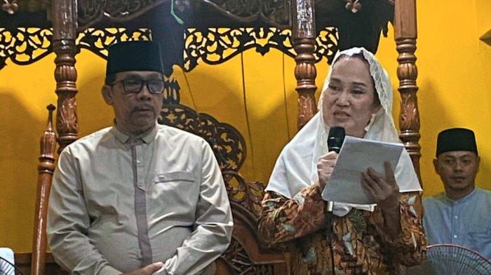 CEN SUI-JARMIN - Bupati Natuna Cen Sui Lan di dampingi wakil Bupati Jarmin Sidik, saat menyampaikan sambutan dalam acara Muhibah Ramadan di Masjid Ath-Thariq, Desa Sededap, Kecamatan Pulau Tiga.