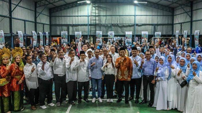 Foto bersama Pasangan Calon Nomor urut 2 Amsakar Achmad dan Li Claudia Chandra dengan masyarakat.