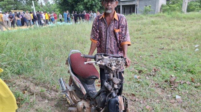 Abu Bakar (55) saat menunjukkan motornya yang rusak akibat penyerangan di Rempang,Batam, Kamis (19/12/2024).