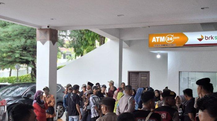 DATANGI KANTOR WALI KOTA - Warga Rempang saat datangi Kantor Wali Kota Batam, Senin (5/5/2025)