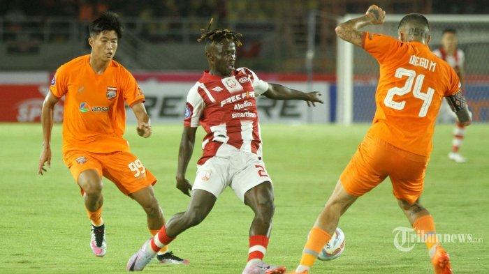 Aksi pesepak bola Persis Solo, Moussa Sidibe (tengah) menggiring bola dan diadang pesepak bola Borneo FC, Diego Michiels (kanan) dalam laga Persis Solo vs Borneo FC pekan ketiga Liga 1 2023/2024 di Stadion Manahan, Solo, Sabtu (15/7/2023) malam. Persis Solo berhasil meraih kemenangan pertama musim ini dengan mengalahkan Borneo FC 2-1.