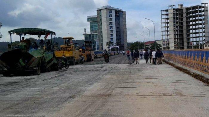 Potret alat berat yang masih beroperasi untuk pengaspalan Flyover Laksamana Ladi, Selasa (31/12/2024)