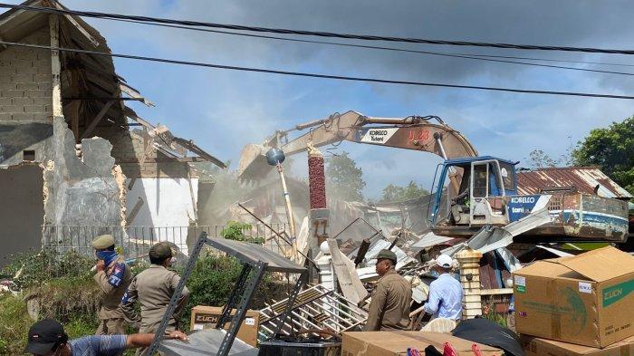 Alat berat merobohkan bangunan rumah warga Tembesi Tower Batam