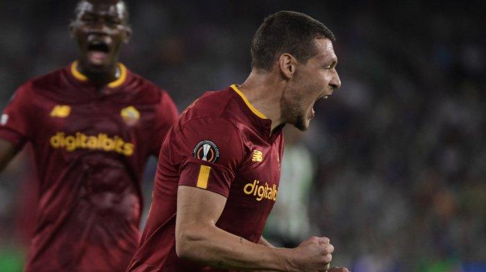 AS Roma Imbang - Striker AS Roma asal Italia Andrea Belotti (kanan) selebrasi setelah mencetak gol ke gawang Real Betis pada matchday 4 Grup C Liga Europa 2022-2023, Kamis (13/10/2022). Pertandingan Real Betis vs AS Roma berakhir imbang 1-1.