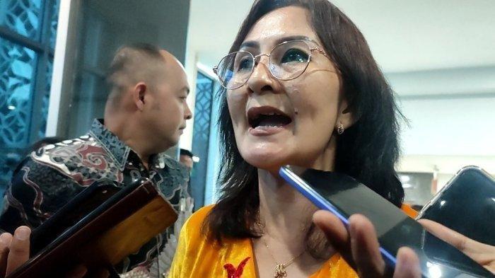 VIRAL ANGGOTA DPRD SUMUT - Anggota DPRD Sumut Megawati Zebua saat diwawancarai usai rapat Paripurna HUT Pemprov Sumut, Selasa (15/4/2025). Dirinya bantah melakukan pencekikan dan dorong terhadap pramugari yang viral di sosmed.