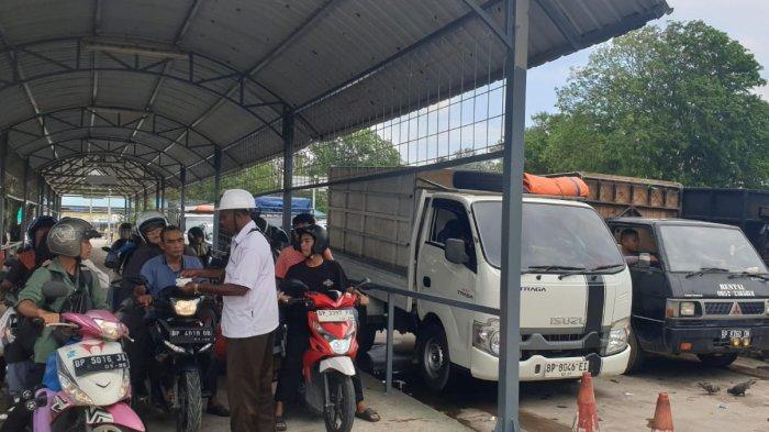 JADWAL KAPAL - Petugas ASDP Tanjung Uban sedang periksa tiket kendaraan roda dua sebelum naik ke atas kapal Roro.