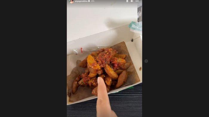 Anya Geraldine nikmati hidangan jengkol sambil nonton series terbarunya, Sabtu (16/9/2023).
