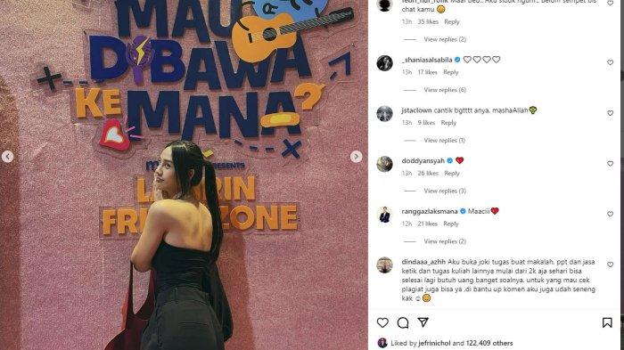 Anya Geraldine saat tunjukkan replika