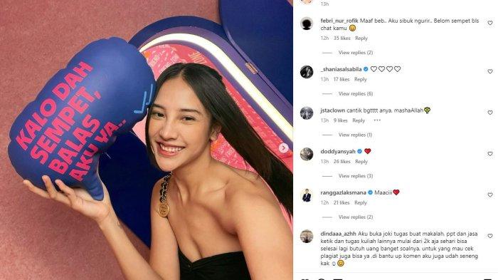 Anya tersenyum lebar saat berforo dengan replika