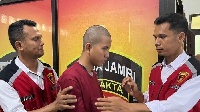 Aprizal Wahyudi Diprata ditangkap Polda Jambi. Pimpinan Pondok Pesantren Sri Muslim Mardatillah di Kelurahan Kenali Asam Bawah, Kecamatan Kota Baru, Kota Jambi, itu tersangka rudapaksa 12 santri santriwati.