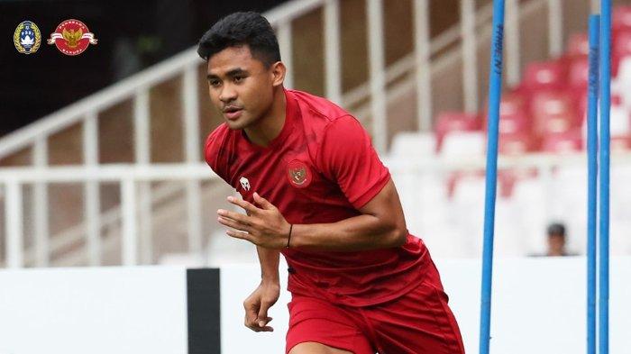 Pemain timnas Indonesia, Asnawi Mangkualam, dalam sesi latihan jelang laga Indonesia vs Thailand di Piala AFF 2022 yang akan berlangsung pada Kamis (29/12/2022) pukul 16.30 WIB di Stadion Utama Gelora Bung Karno, Jakarta.