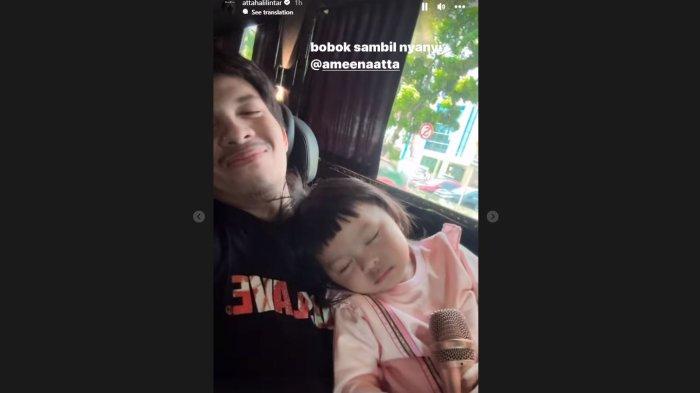 Atta tersenyum mengetahui putrinay tidur sambil menggenggam mikrofon, Kamis (21/12/2023).