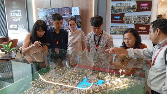 AURUM LOUNGE - Tana Group resmikan Aurum Lounge di One Batam Mall. Konsumen dapat melihat dan mendapatkan gambaran dari seluruh properti yang sedang dikembangkan Tana Group.