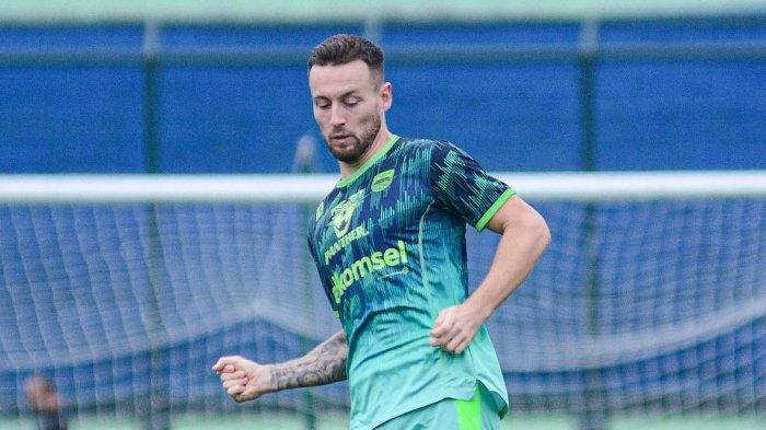Pemain Persib Bandung, Marc Klok, menjalani sesi latihan jelang laga pekan 23 BRI Liga 1 2022-2023 antara Bali United vs Persib Bandung. Rabu (8/2/2023).