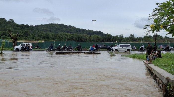 Kondisi Banjir di Jalan Letjend R Suprapto, Senin (14/10/2024)