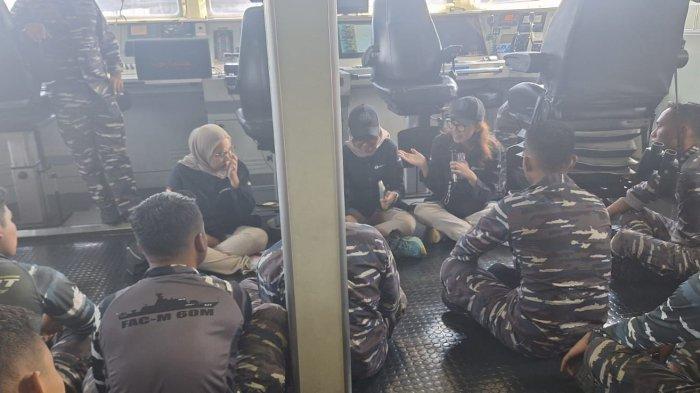 Tim ERB 2024 sedang memberikan Cinta Bangga Paham Rupiah kepada Prajurit TNI AL di kapal KRI Kerambit 627.