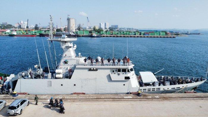 Tim ERB dan prajurit TNI AL  Berfoto di atas kapal KRI Kerambit 627.