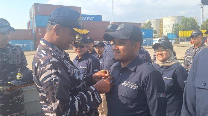 Komandan KRI Kerambit-627 Letkol Dwi Eko A menyematkan wing /pin kepada salah satu anggota tim ERB& 2024.