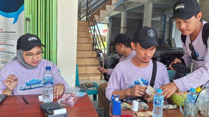 Tim ERB sedang melayani warga Midai yang menukarkan uang lusuh.