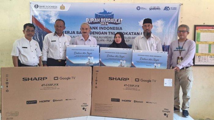 Ketua Tim ERB Datje C Suhajat berfoto bersama Guru SD 001 Suak Midai, Devianti, dan pemerintah setempat usai memberikan bantuan.