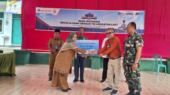 Ketua Tim Edukasi Rupiah Berdaulat (ERB) Tahun 2024, Datje C. Suhajat memberikan bantuan kepada perwakilan SD 003 Tambelan.
