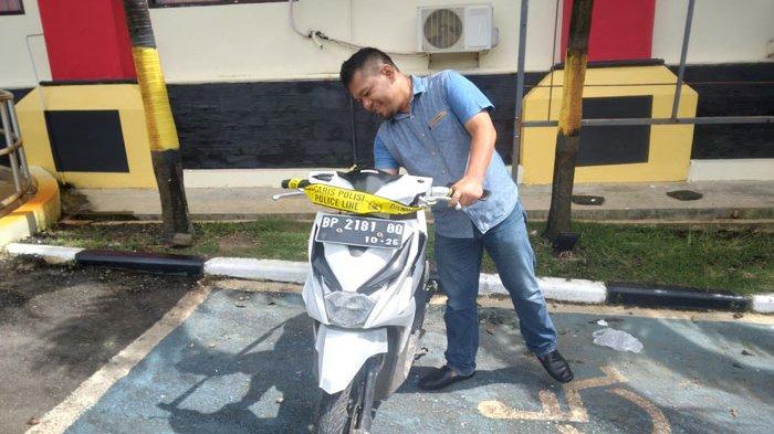 CURANMOR DI BATAM VIRAL - Barang bukti sepeda motor ungkap kasus pencurian sepeda motor di Polda Kepri, Senin (8/1/2024). Pelaku curanmor di Batam yang beraksi menggunakan senpi ternyata mantan anggota Polda Kepri terlibat kasus pembunuhan.