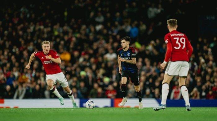 Bek FC Copenhagen, Kevin Diks saat berduel dengan pemain Manchester United, Rabu (25/10/2023).