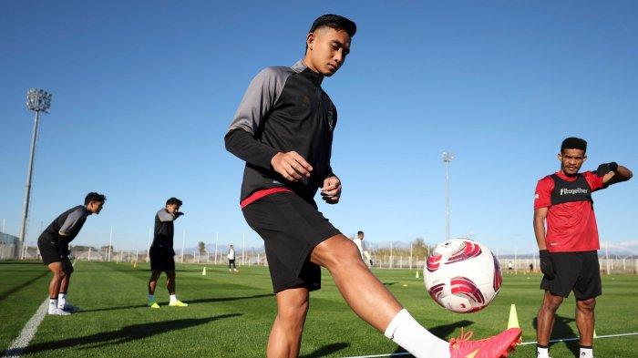 Terlihat bek muda milik klub Persija Jakarta, Rizky Ridho tengah ikuti sesi latihan bersama Timnas Indonesia