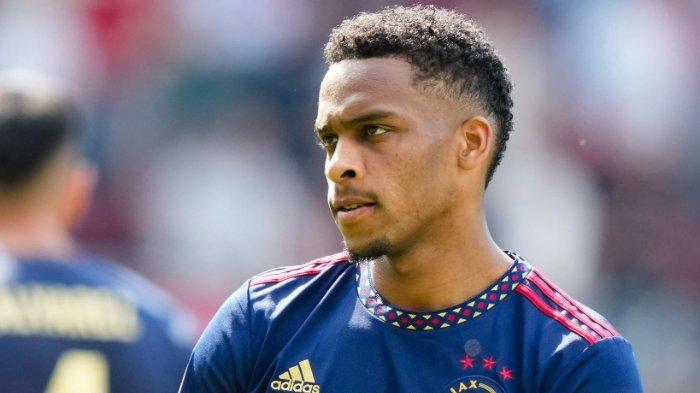 Bek Ajax Amsterdam, Jurrien Timber, dikabarkan tengah jadi incaran klub Liga Inggris, Arsenal, Manchester United, dan Liverpool.
