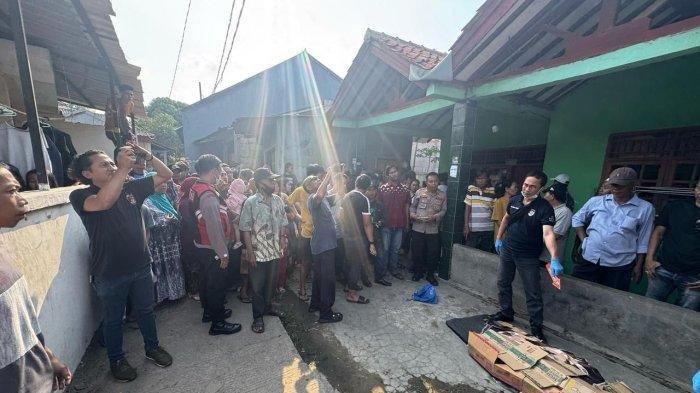 ANAK TEWAS TERBAKAR - Bocah laki-laki berusia empat tahun ditemukan tewas terbakar di rumah kontrakan di Jalan Kampung Kresek, Desa Rawa Burung, Kecamatan Kosambi, Kabupaten Tangerang, Banten.