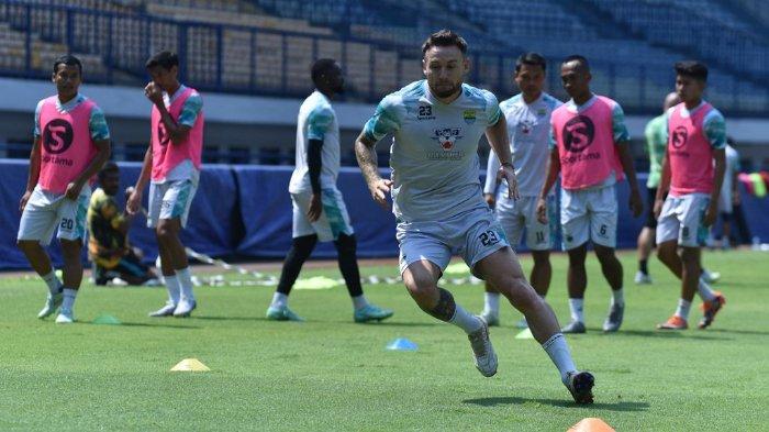 Pemain Persib Bandung, Marc Klok, terlihat mulai bergabung dalam sesi latihan bersama klub jelang laga pekan 16 BRI Liga 1 2023-2024 pada laga antara Borneo FC vs Persib Bandung usai membela Timnas Indonesia.