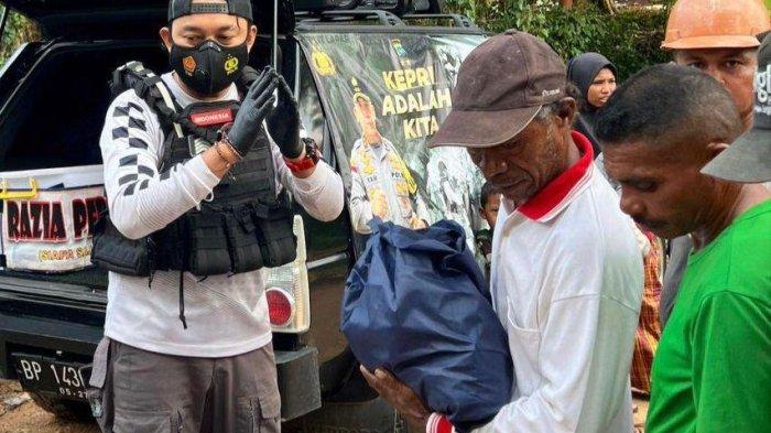 Bripka Zulhamsyah Putra saat lakukan aksinya kepada masyarakat yang membutuhkan