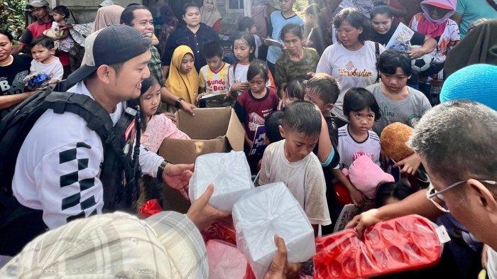 Bripka Zulhamsyah Putra saat memberikan makan gratis di Tempat Pembuangan Akhir (TPA) Ganet, Tanjungpinang.