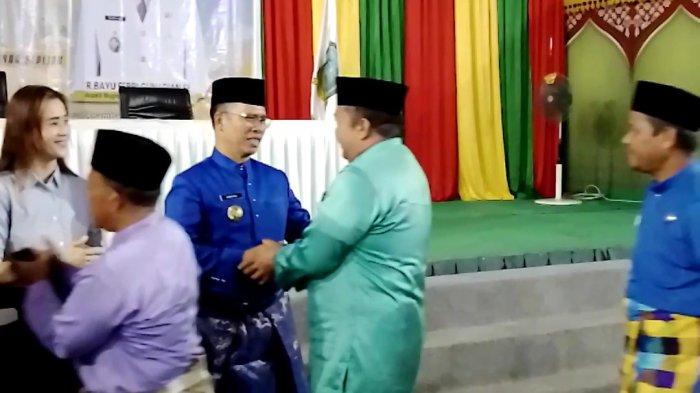 ANENG-RAJA - Bupati dan Wakil Bupati Anambas Aneng-Raja Bayu bersalaman dengan sejumlah ASN dalam acara silaturahmi, Jumat (7/3/2025).