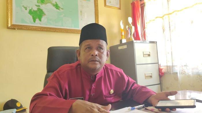 JALAN DI LINGGA - Camat Singkep Barat, Febrizal Taupik saat diwawancarai TribunBatam.id di ruangannya, Kantor Camat Singkep Barat, Kabupaten Lingga, Provinsi Kepri, Rabu (13/12/2023). Ia mengungkap janji dua perusahaan memperbaiki jalan di Lingga yang hancur gegara kendaraan berat mereka.