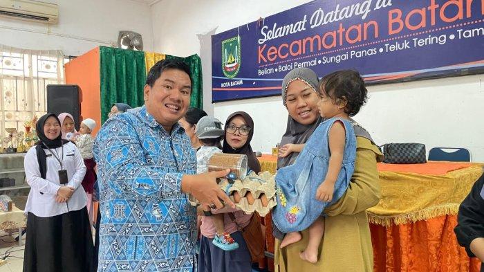 Simbolis pemberian telur dan abon ikan kepada 10 Balita di Kantor Camat Batam Kota.