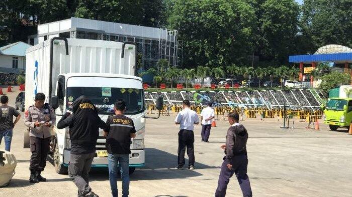 PENYELUNDUPAN DI BATAM - Petugas Bea Cukai Batam siaga di depan pintu keberangkatan kapal Roro memeriksa kendaraan, Sabtu (27/1/2024). Mereka memperpanjang masa operasi ganbungan di pelabuhan untuk mencegah penyelundupan modus 'surat sakti' terulang.
