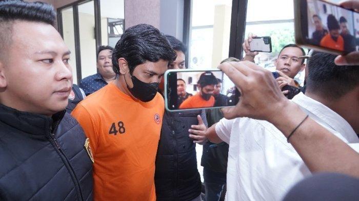 DOKTER KANDUNGAN CABUL - Dokter kandungan Muhammad Syafril Firdaus alias MSF alias Iril (33) digiring petugas di kantor kepolisian, Jawa Baratm Kamis (17/4/2025). MSF ditetapkan sebagai tersangka dan ditahan usai viral aksi pelecehan seksual dilakukannya terhadap pasien ibu hamil viral di media sosial.