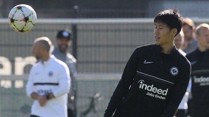 Gelandang Eintracht Frankfurt asal Jepang Daichi Kamada saat sesi latihan jelang pertandingan Liga Champions melawan Tottenham Hotspurs di Frankfurt, Jerman, 3 Oktober 2022.