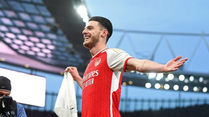Gary Neville menilai Declan Rice dan William Saliba bakal jadi pemain kunci bagi Arsenal untuk meraih gelar juara Liga Inggris musim ini.