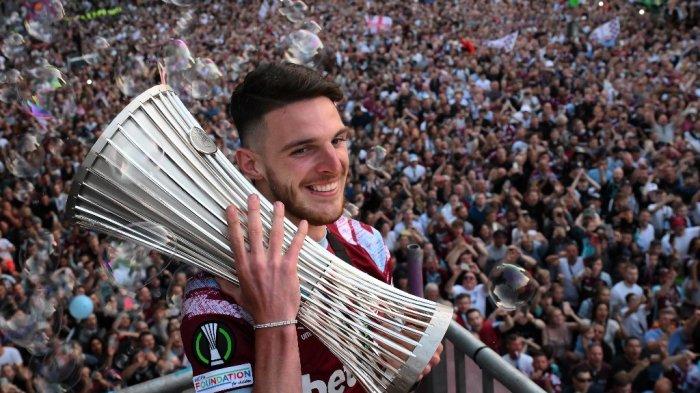 Gelandang West Ham United asal Inggris Declan Rice dengan trofi UEFA Europa Conference League yang diraih West Ham United musim 2022-2023. West Ham United merayakan gelar juara itu bersama pendukungnya di Town Hall, Stratford, London, Kamis (8/6/2023).