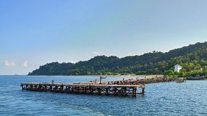 Desa Pekajang, Kecamatan Lingga, Kabupaten Lingga, Provinsi Kepulauan Riau. Disebut Pulau Tujuh bagi Bangka Belitung yang diklaim menjadi wilayah mereka.