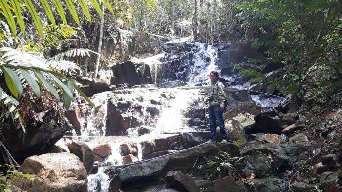 AIR TERJUN GUNUNG LENGKUAS BINTAN KEPRI - Pecinta alam saat mengunjungi destinasi wisata Bintan Air Terjun Gunung Lengkuas, Kelurahan Gunung Lengkuas, Kecamatan Bintan Timur, Kabupaten Bintan, Provinsi Kepulauan Riau (Kepri).
