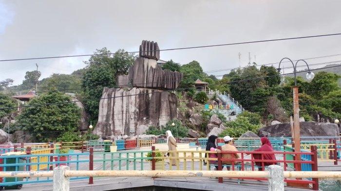 DESTINASI WISATA ANAMBAS - Potret destinasi wisata Anambas, Batu Tompak Tige di Tarempa, Kecamatan Siantan, Kabupaten Kepulauan Anambas, Provinsi Kepri, Senin (15/1/2024).