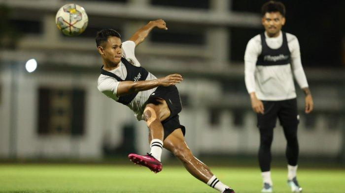 Pemain Timnas Indonesia, Dimas Drajad, dalam sesi latihan jelang FIFA Matchday menghadapi Palestina. Minggu (11/6/2023).