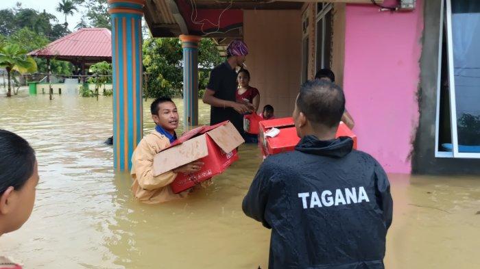 TERDAMPAK BANJIR - Dinsos Lingga distribusikan makanan ke warga khususnya lansia dan anak-anak yang terdampak banjir di Daik, Kecamatan Lingga, Kabupaten Lingga, Provinsi Kepulauan Riau, Rabu (15/1/2025).