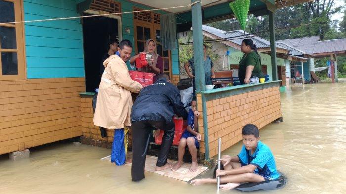 DISTRIBUSI MAKANAN - Dinsos Lingga distribusikan makanan ke warga khususnya lansia dan anak-anak yang terdampak banjir di Daik, Kecamatan Lingga, Kabupaten Lingga, Provinsi Kepulauan Riau, Rabu (15/1/2025).