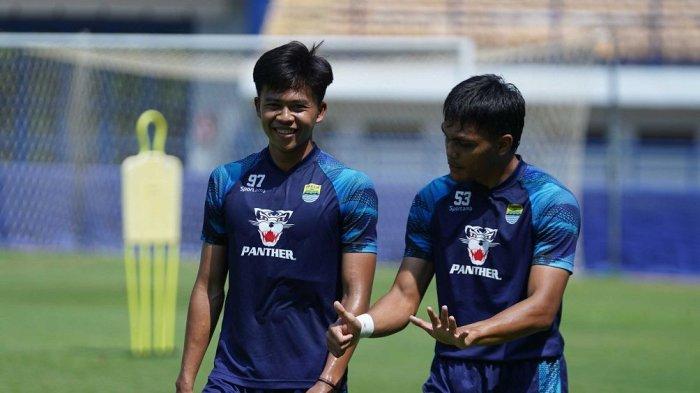 Dua pemain Persib Bandung, Edo Febriansyah dan Rachmat Irianto saat menjalani sesi latihan.