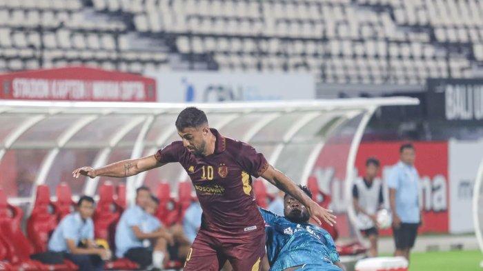 Duel pemain PSM Makassar vs Yangon United di Stadion Kapten I Wayan Dipta, Gianyar, Bali pada babak play off Piala AFC 2023-2024, Rabu (23/8/2023).